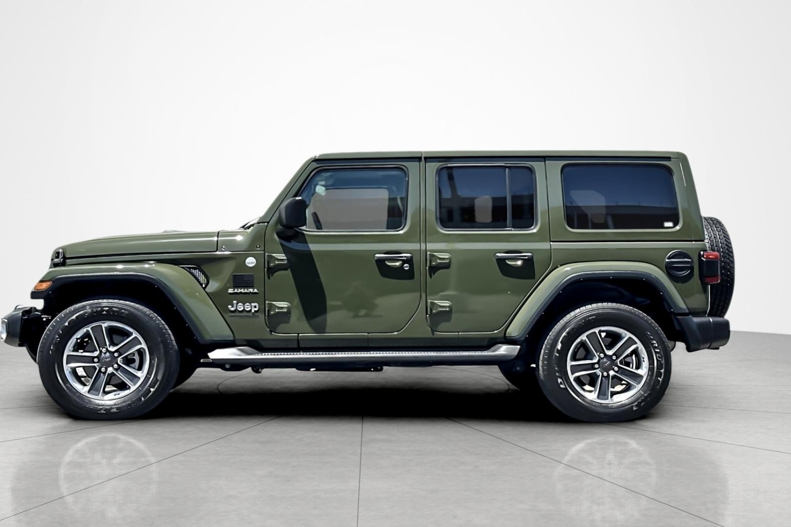 Used 2022 GREEN CLEAR-COAT Jeep Unlimited Sahara image 2
