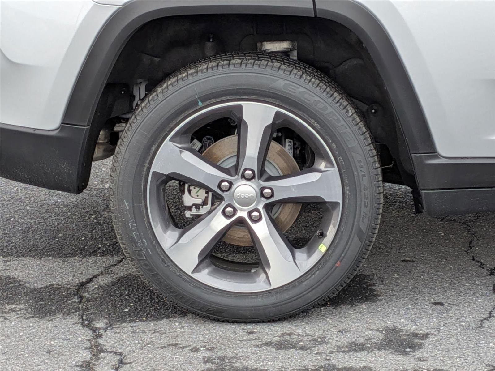 New 2026 Silver Zynith Exterior Paint Jeep Limited image 9