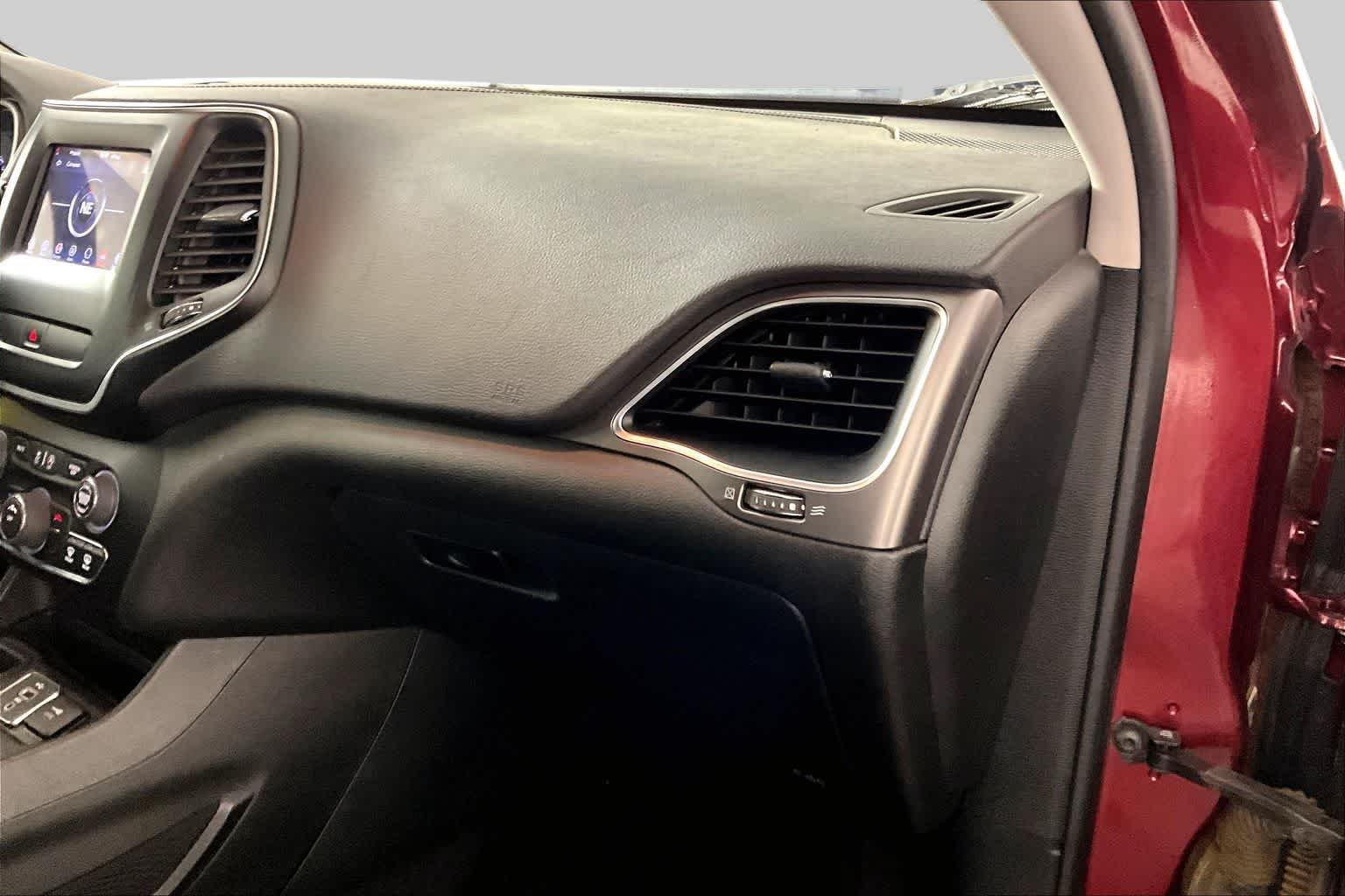 Used 2019 Velvet Red Pearlcoat Jeep Latitude image 18
