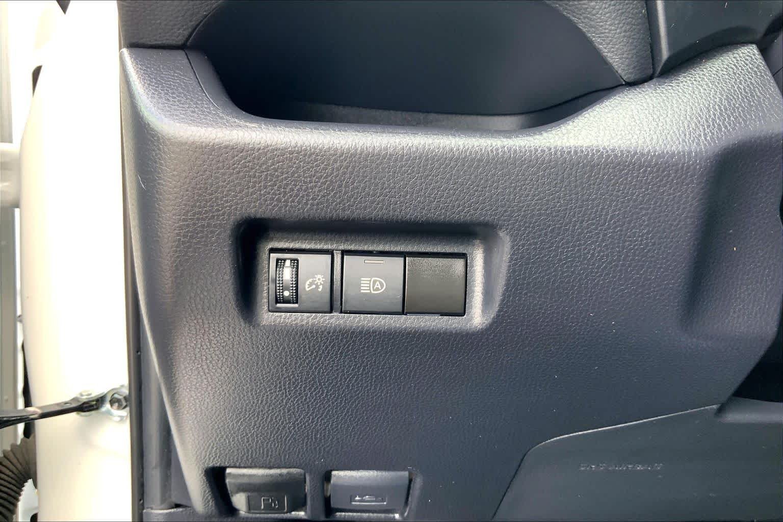 Used 2025 Ice Cap Toyota XLE image 33