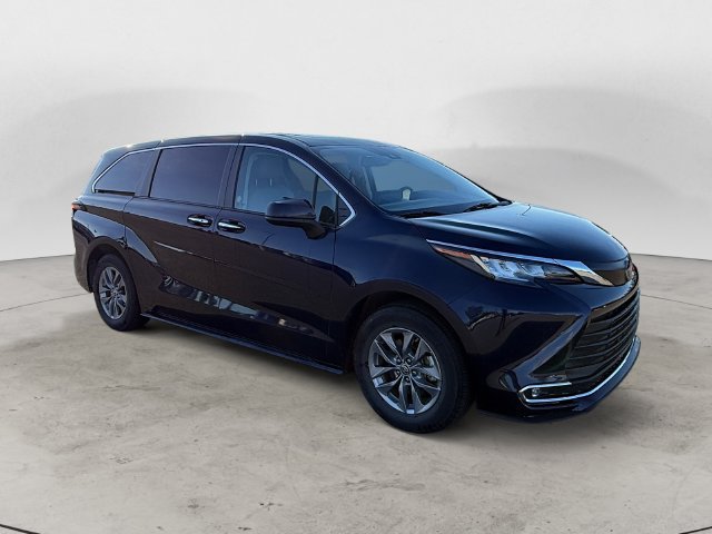 Used 2023  Toyota XLE image 3