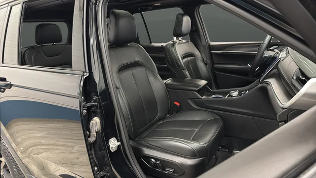 Used 2024 Diamond Black Crystal Pearlcoat Jeep Limited image 24
