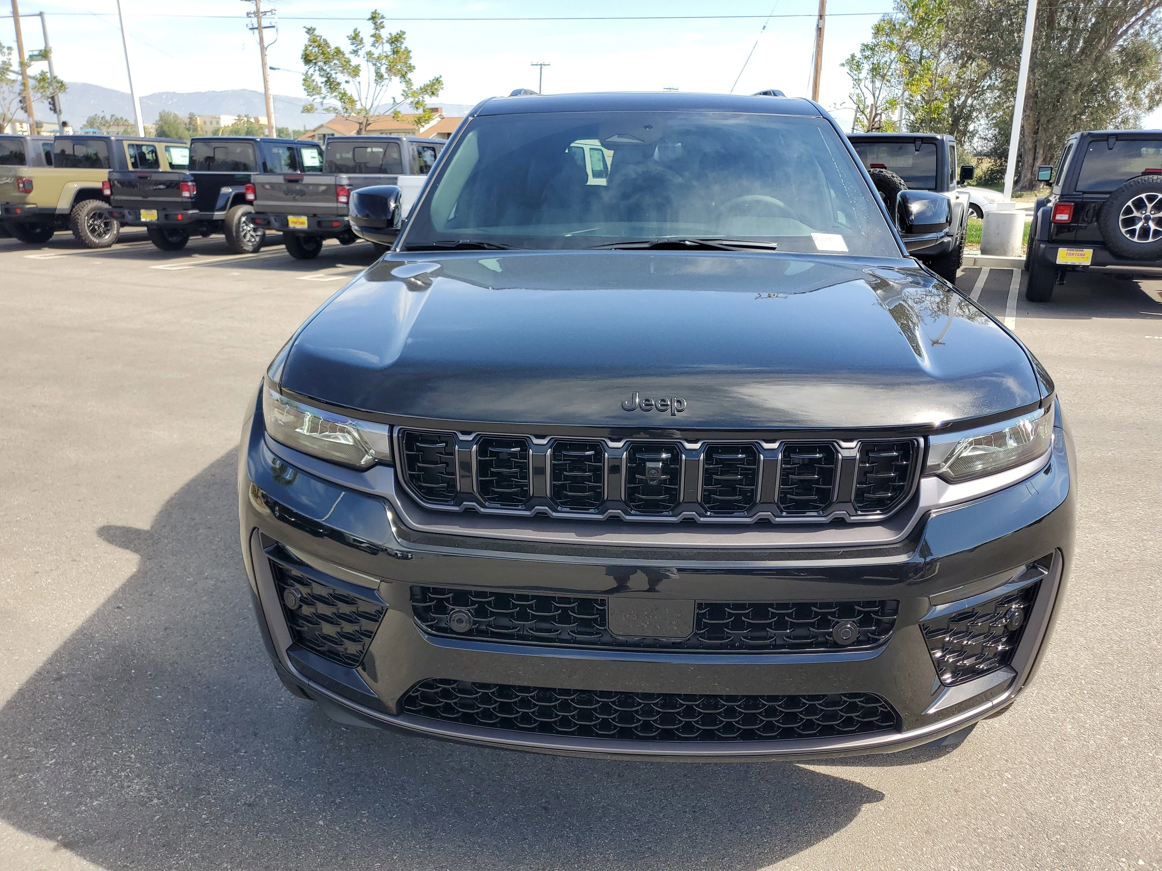New 2026 Diamond Black Crystal Pearl-Coat Exterior Paint Jeep Limited image 9