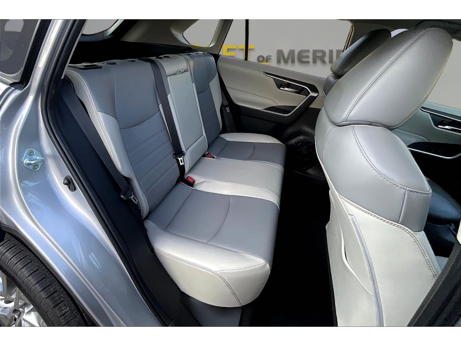 Used 2023  Toyota XLE Premium image 19
