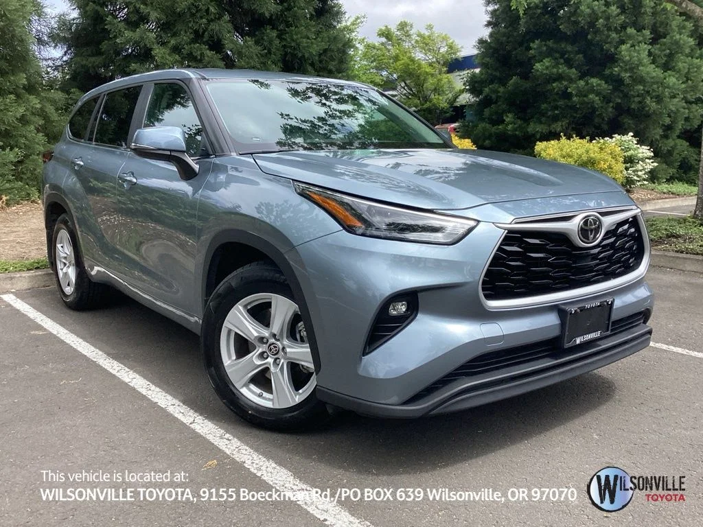 2023 Toyota Highlander LE FWD's photo