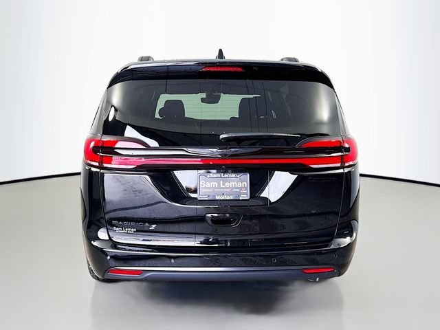 New 2026 Diamond Black Crystal Pearl-Coat Exterior Paint Chrysler Select image 6