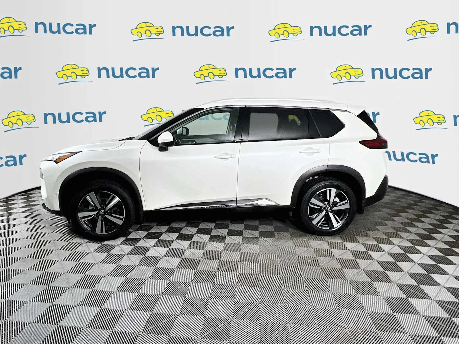 Used 2023 Pearl White Tricoat Nissan SL image 4