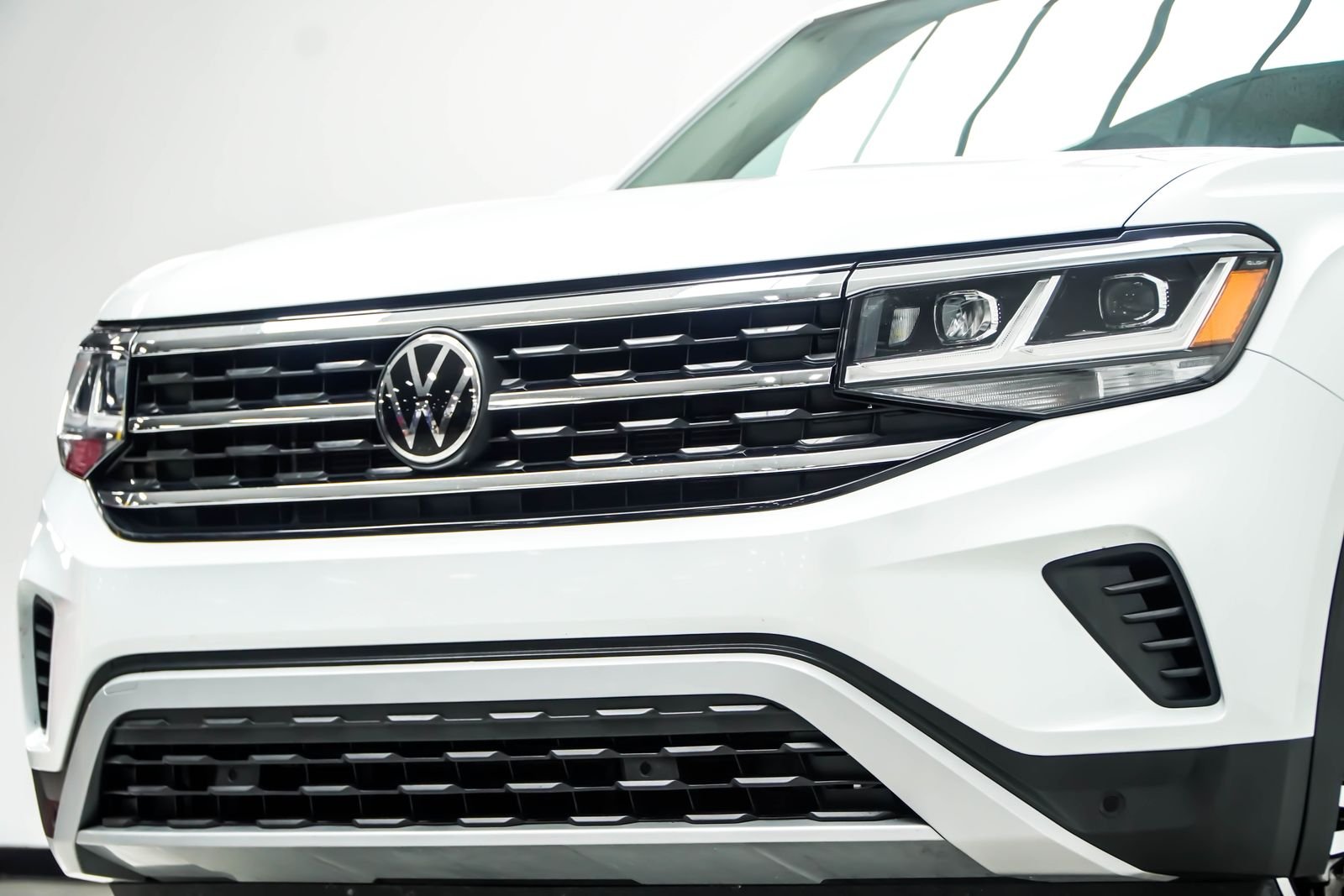 Used 2023 White Volkswagen SEL image 2