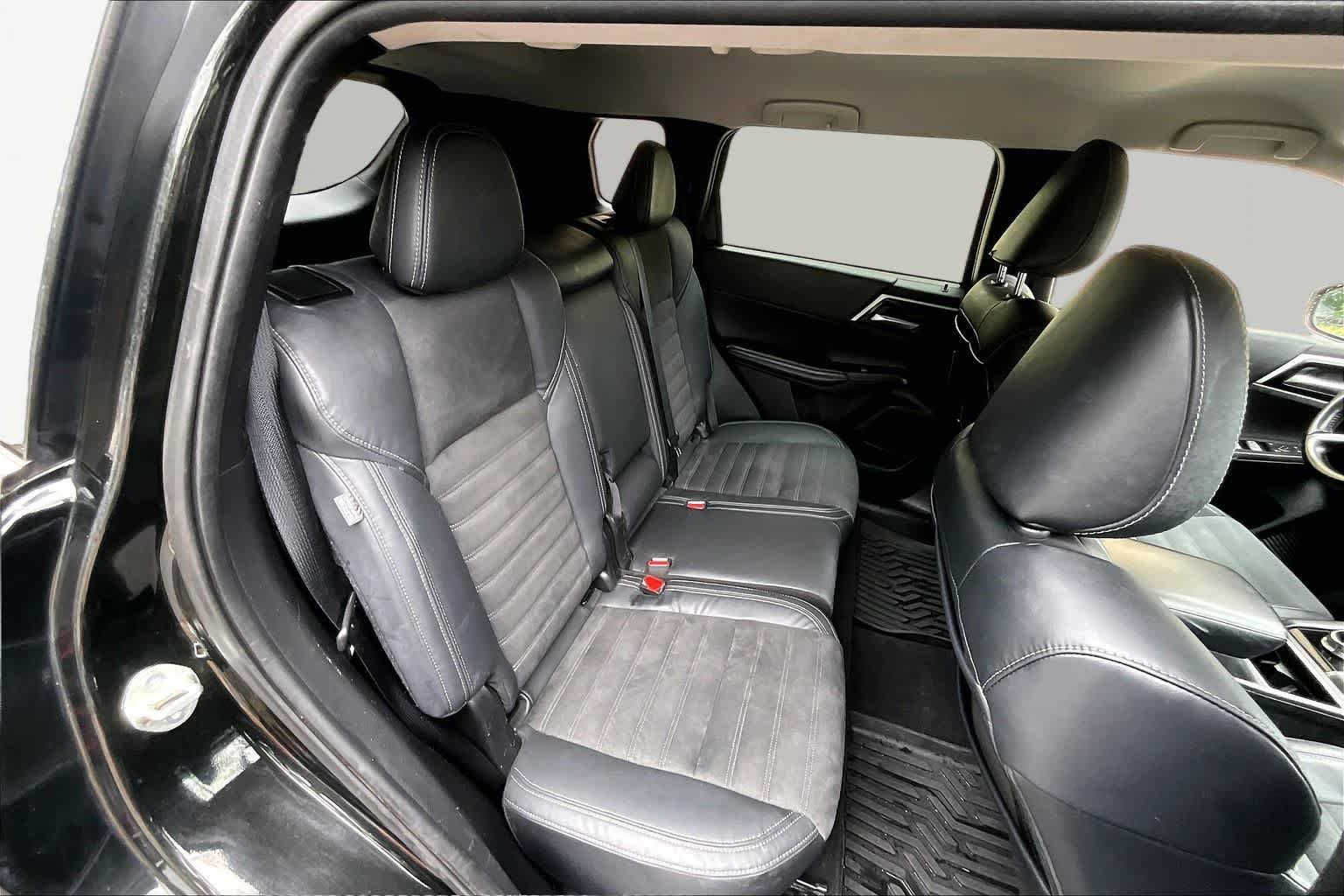 Used 2022 Black Diamond Mitsubishi SE image 20