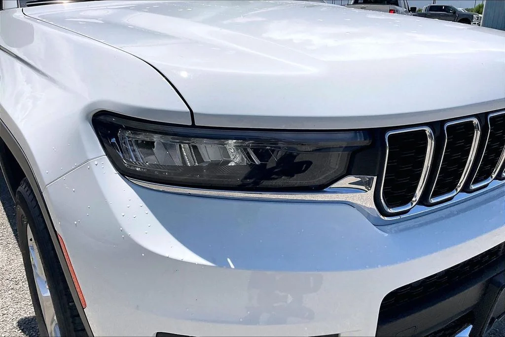 New 2026 Bright White Clear-Coat Exterior Paint Jeep Laredo image 16