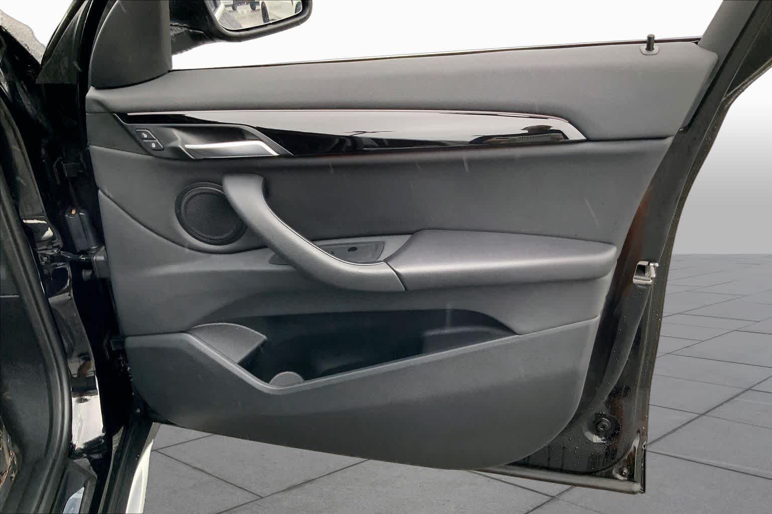 Used 2022 Jet Black BMW xDrive28i image 22
