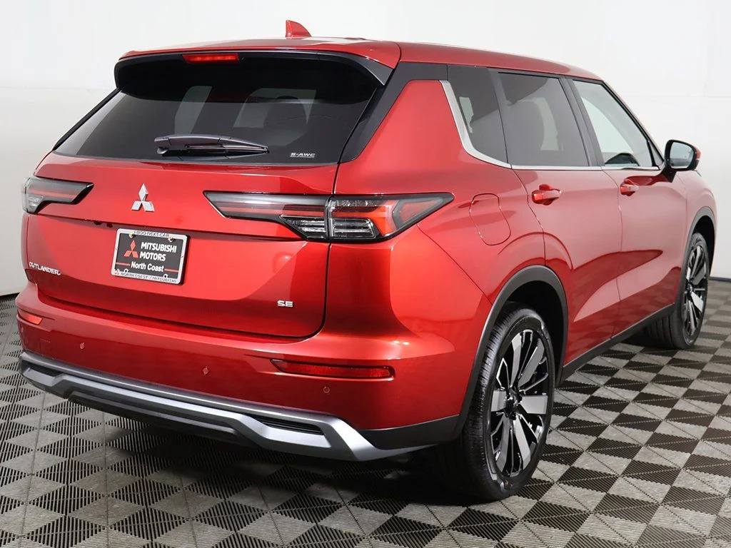 2025 Mitsubishi Outlander SE - Photo 12