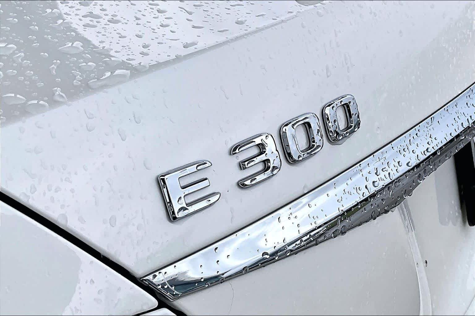 Used 2017 designo Diamond White Metallic Mercedes-Benz E 300 Sport image 28