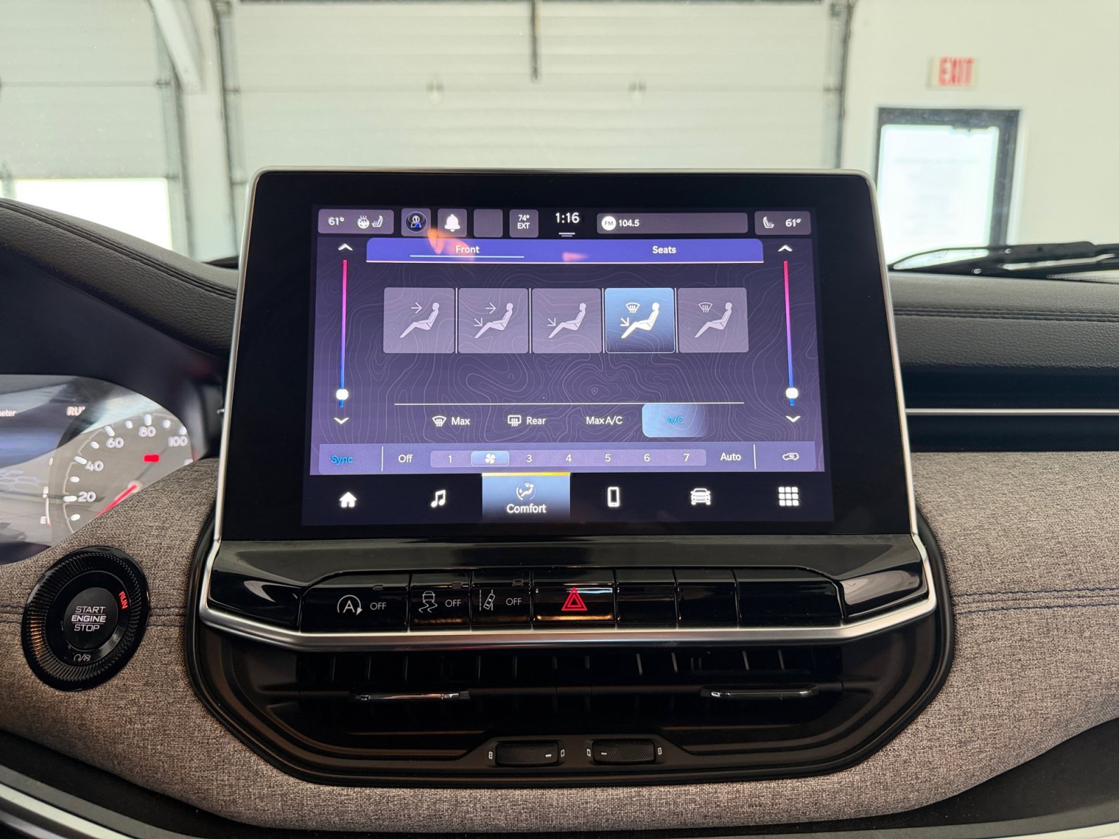 Used 2023 Diamond Black Crystal Pearlcoat Jeep Latitude image 20
