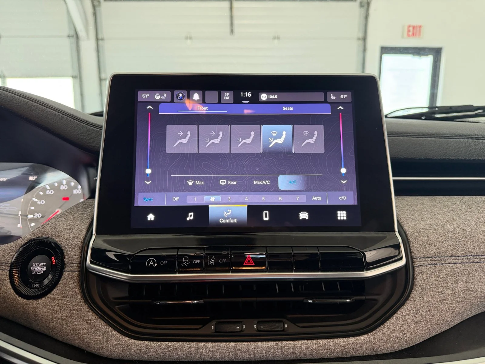 Certified Used 2023 Diamond Black Crystal Pearlcoat Jeep Latitude image 20