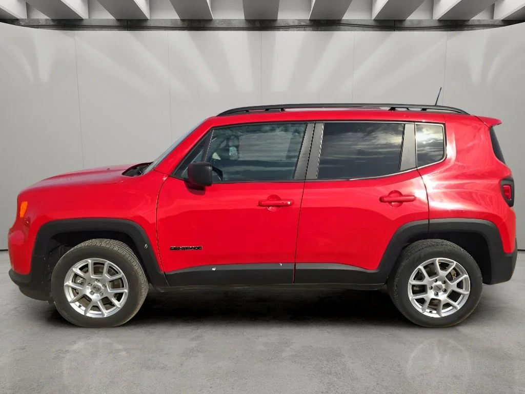Used 2022  Jeep Latitude image 2