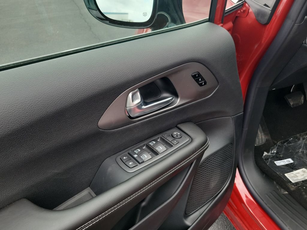 New 2027 Red Hot Pearl-Coat Exterior Paint Chrysler Select image 18