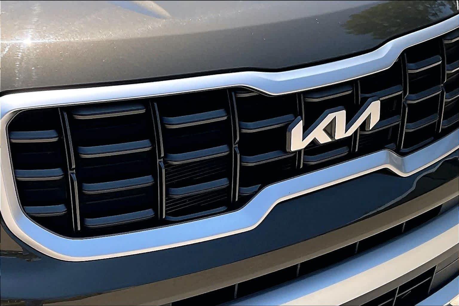 Used 2025 Dark Moss Kia S image 28