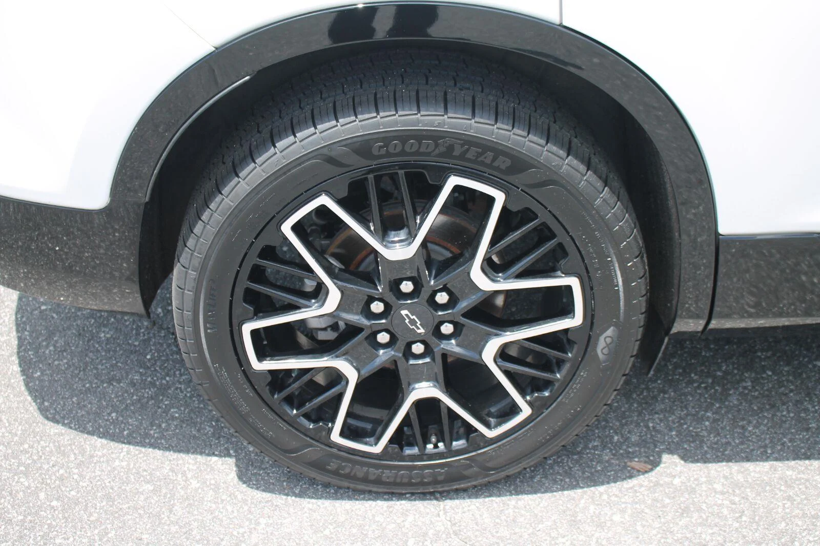 Used 2025 Iridescent Pearl Tricoat Chevrolet RS image 37