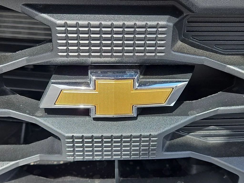 New 2026 Summit White Chevrolet WT image 28