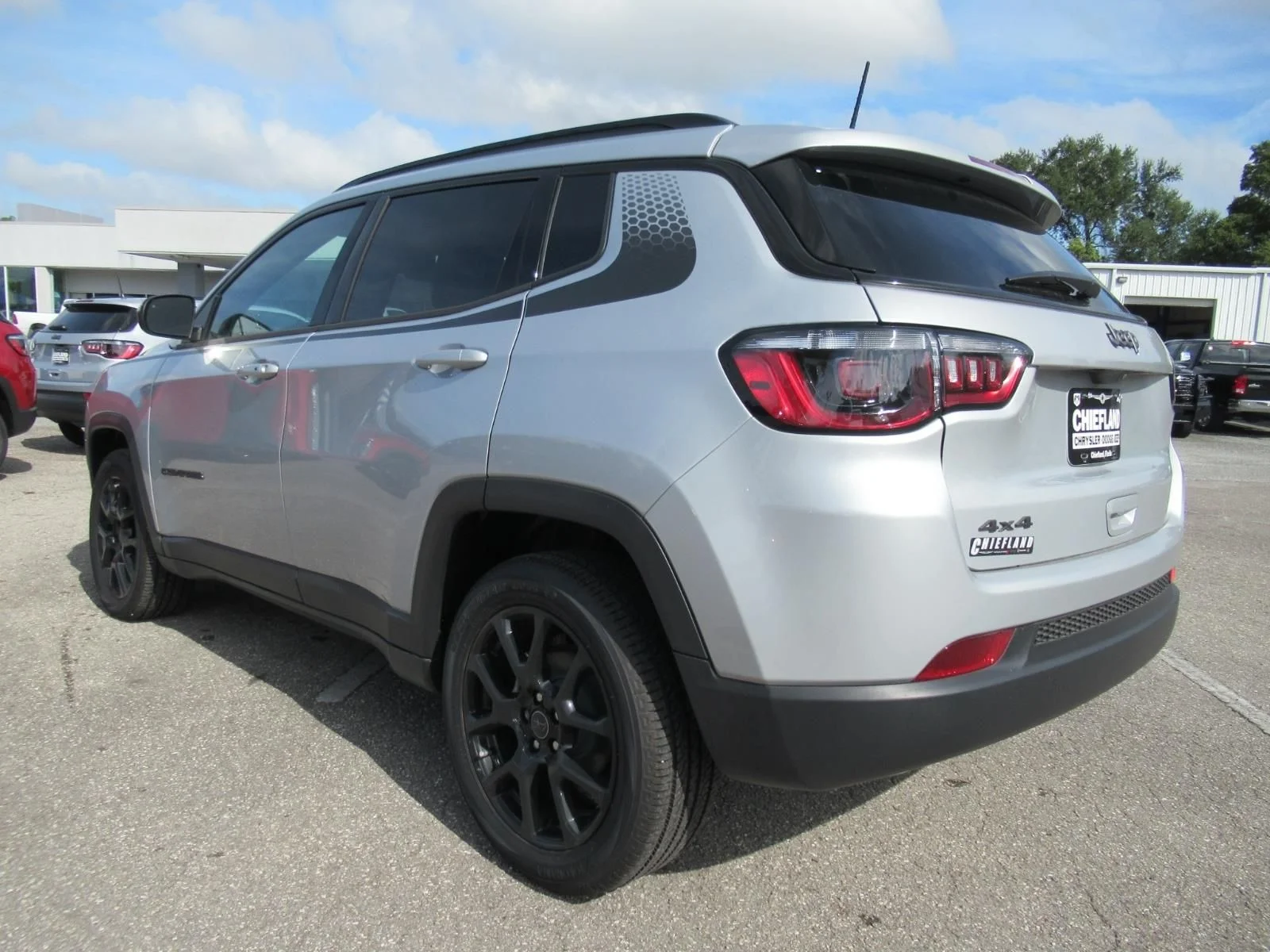 New 2026 Silver Zynith Metallic Clear-Coat Exterior Paint Jeep Latitude image 5