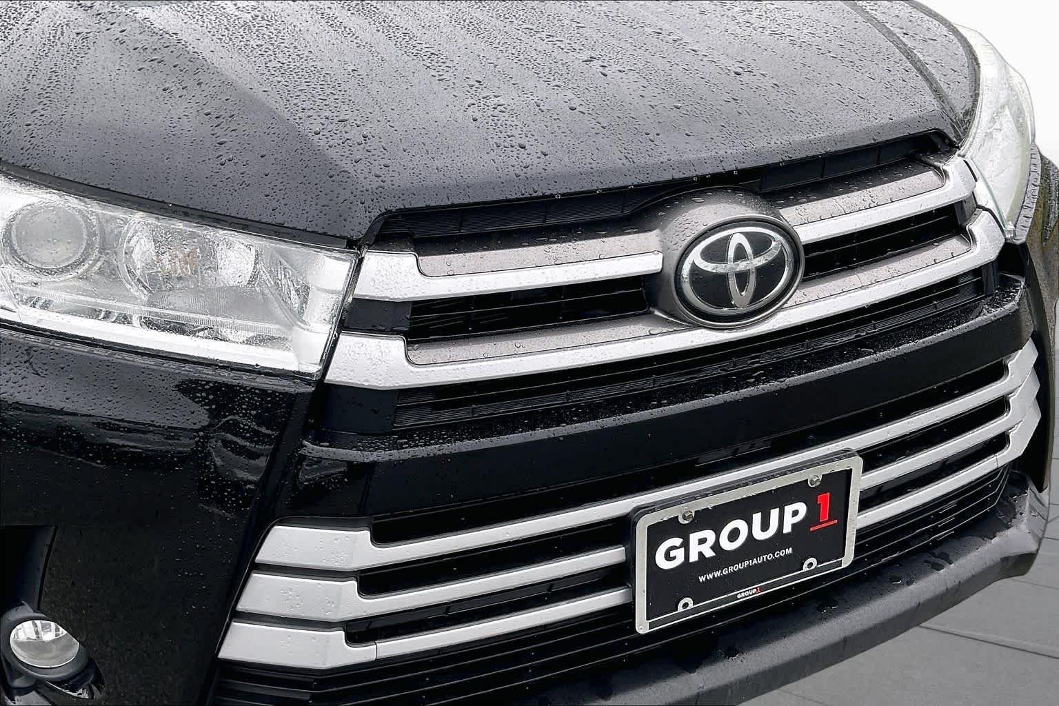 Used 2019 Midnight Black Metallic Toyota XLE image 31