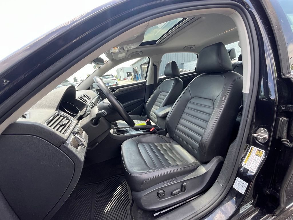 Used 2018 Black Volkswagen 2.0T SEL Premium image 10
