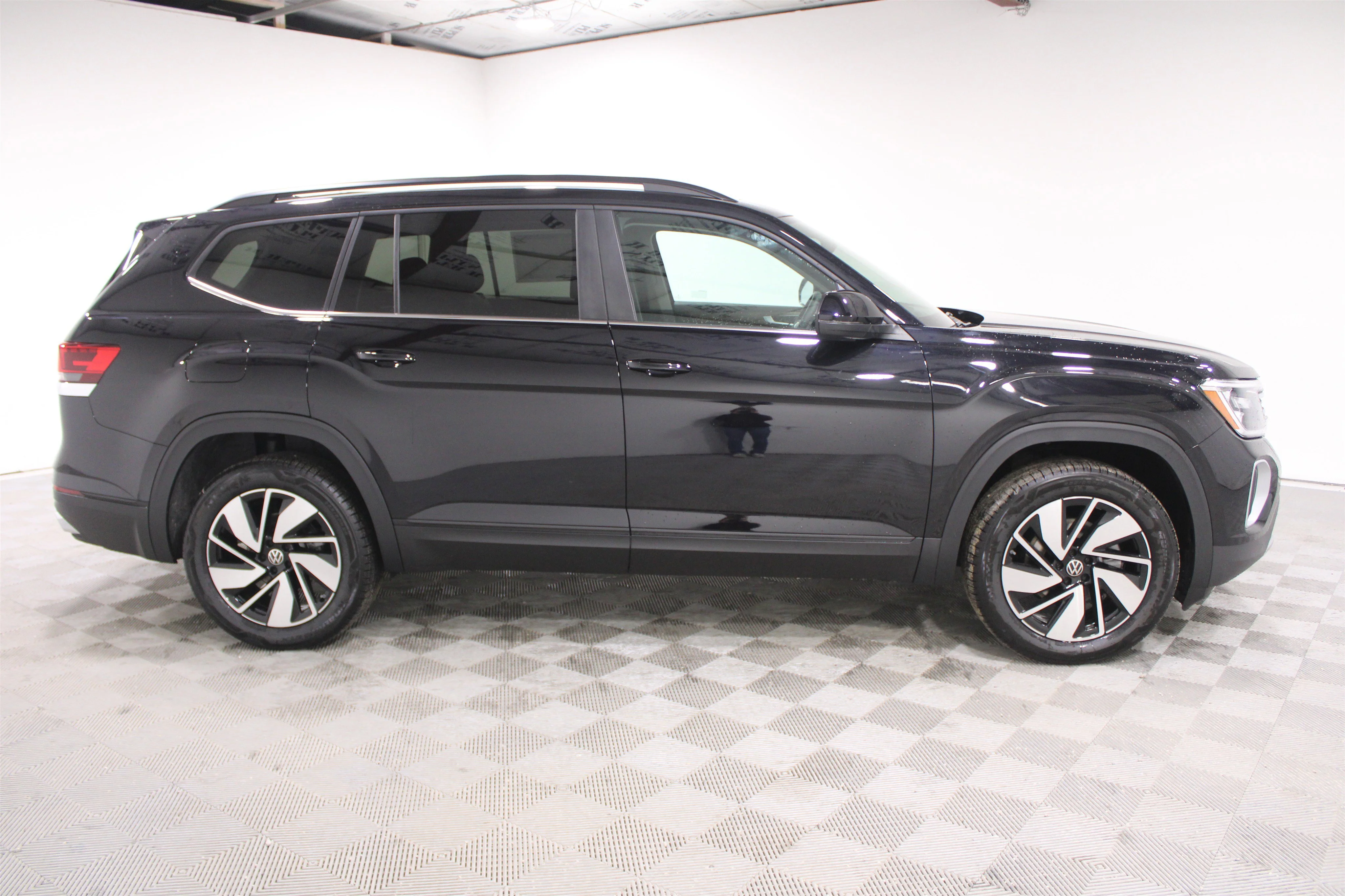New 2026 Deep Black Pearl Volkswagen 2.0T SE w/Technology image 28