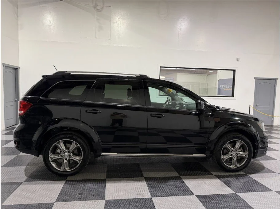 Used 2017 Pitch Black Clearcoat Dodge Crossroad Plus image 4
