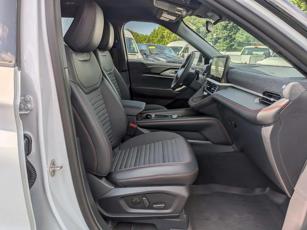 New 2026 Space White Metallic Ford ST-Line image 32