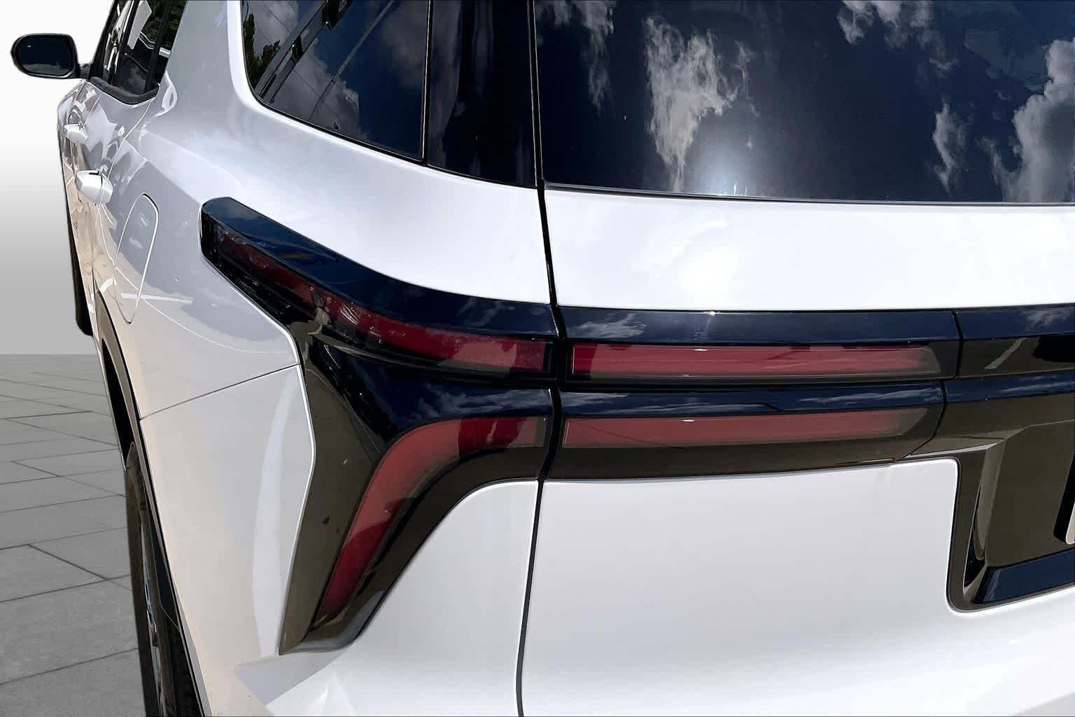 New 2027 Summit White Chevrolet LT image 14