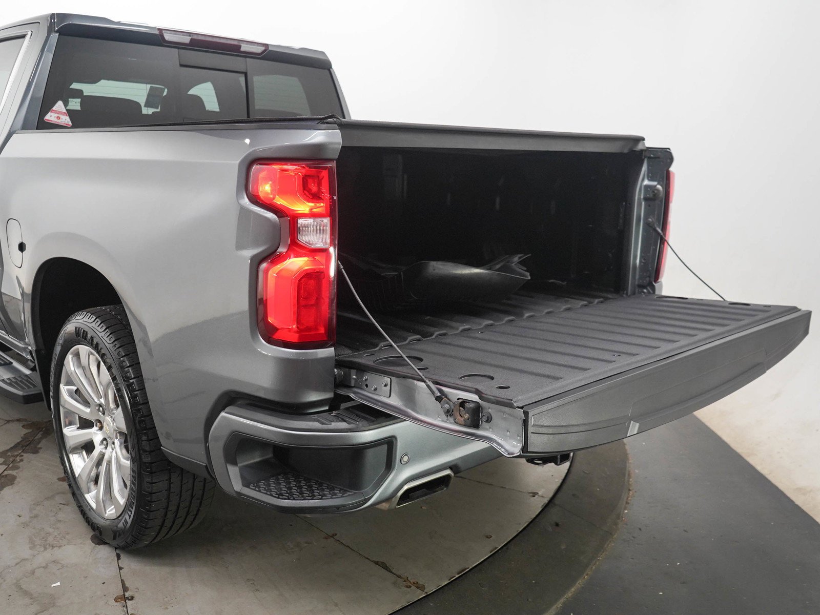 Used 2020 SATIN STEEL METALLIC Chevrolet High Country image 9