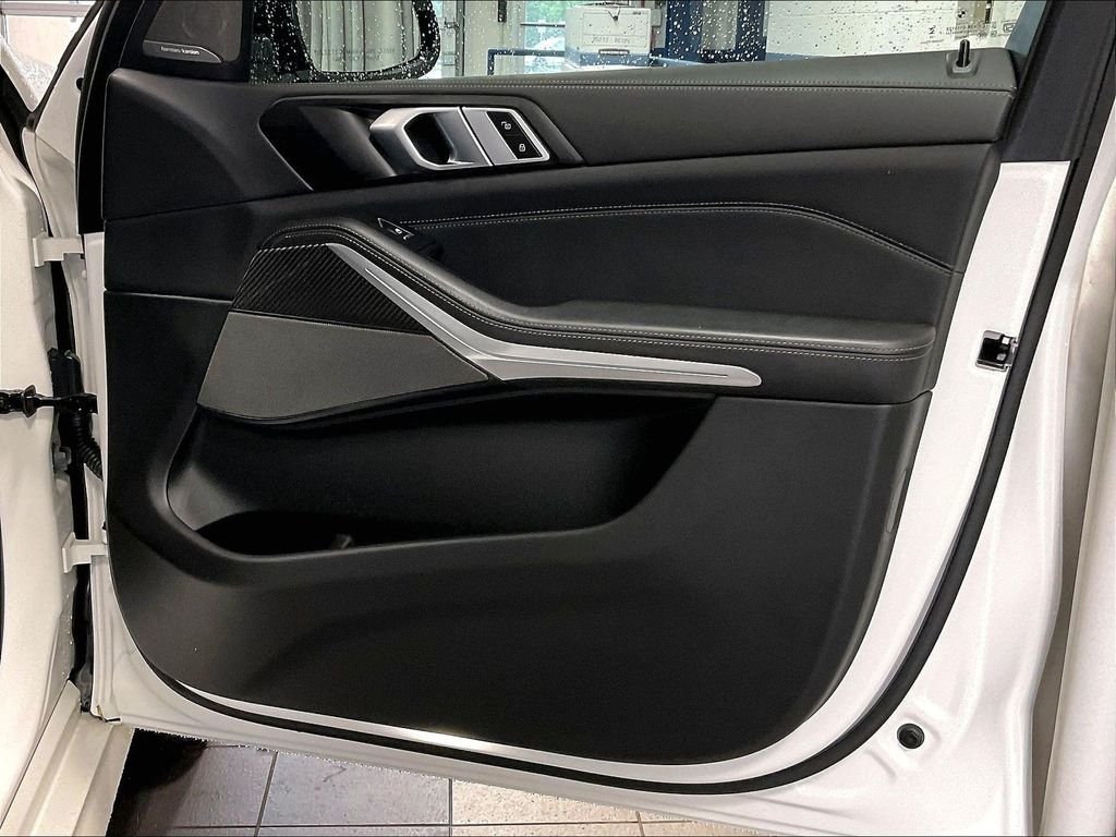 Used 2025 White BMW M60i image 12