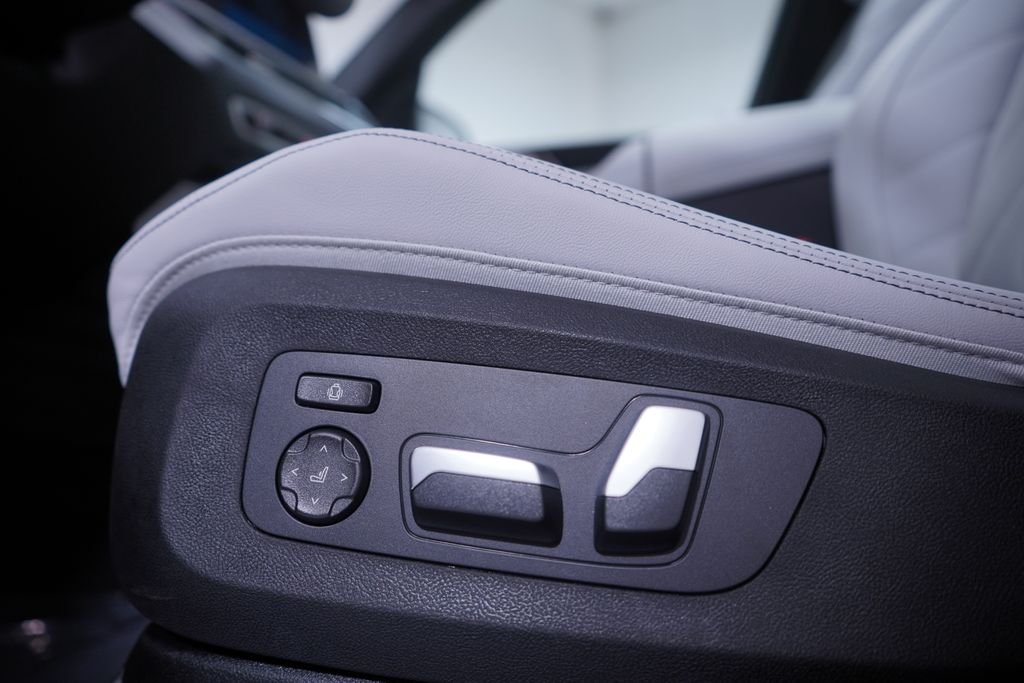 New 2026 Alpine White BMW sDrive40i image 12