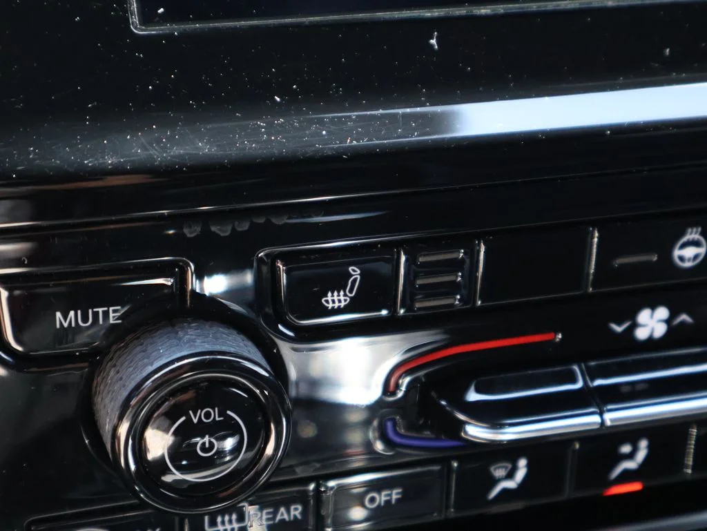 Used 2024 White Jeep Altitude image 36