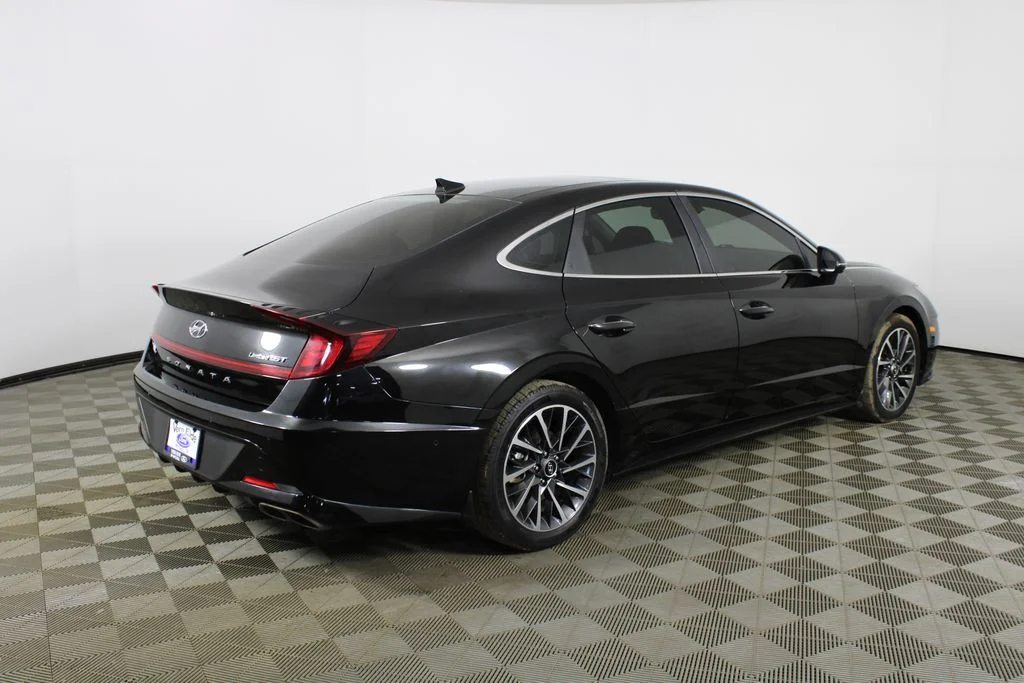 Used 2022 Phantom Black Hyundai Limited image 4