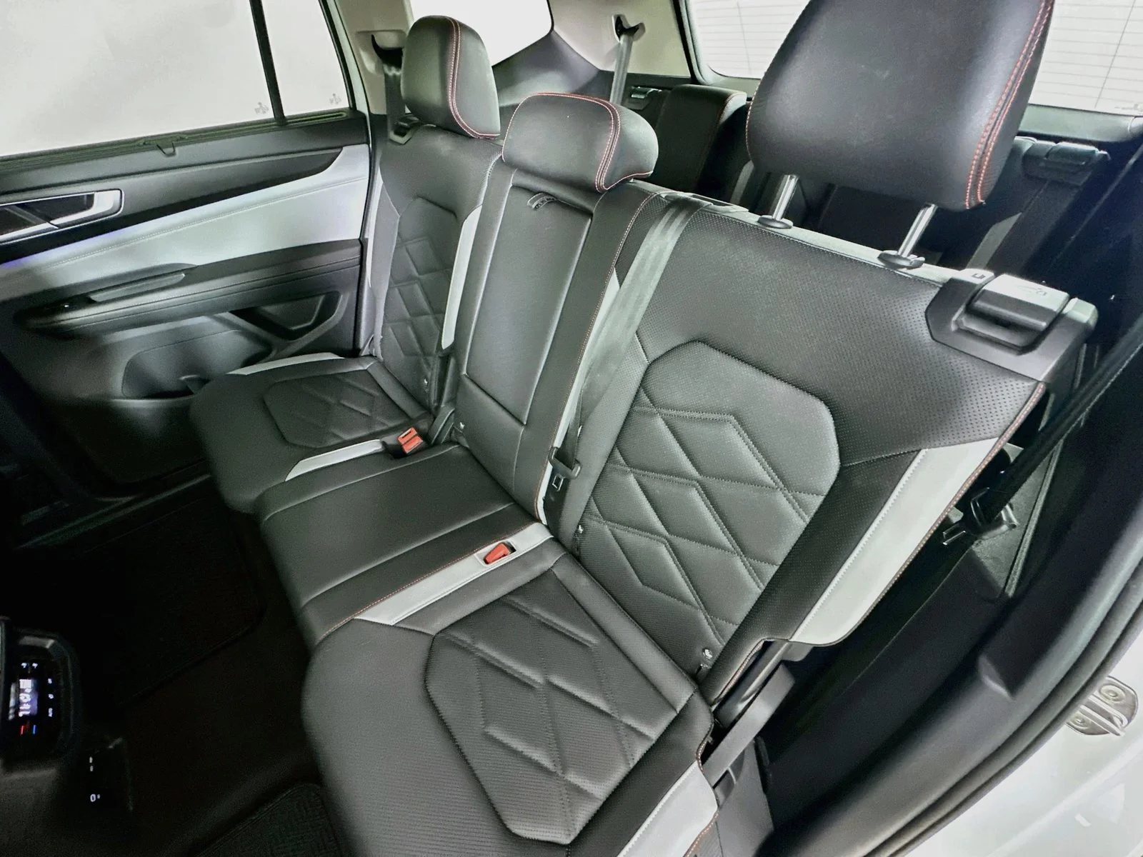 Used 2025  Volkswagen  image 36