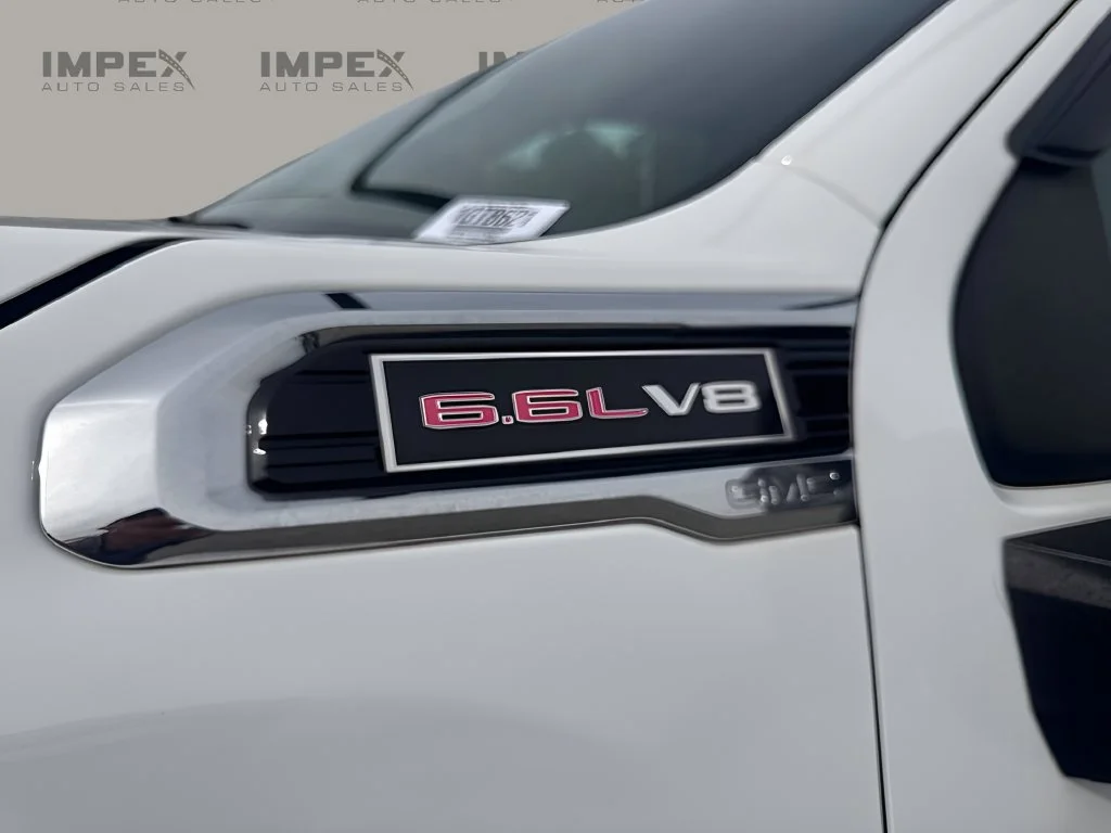 Used 2020 White GMC Base image 24