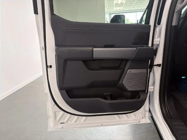 New 2027 Oxford White Ford F-250® Lariat® image 24