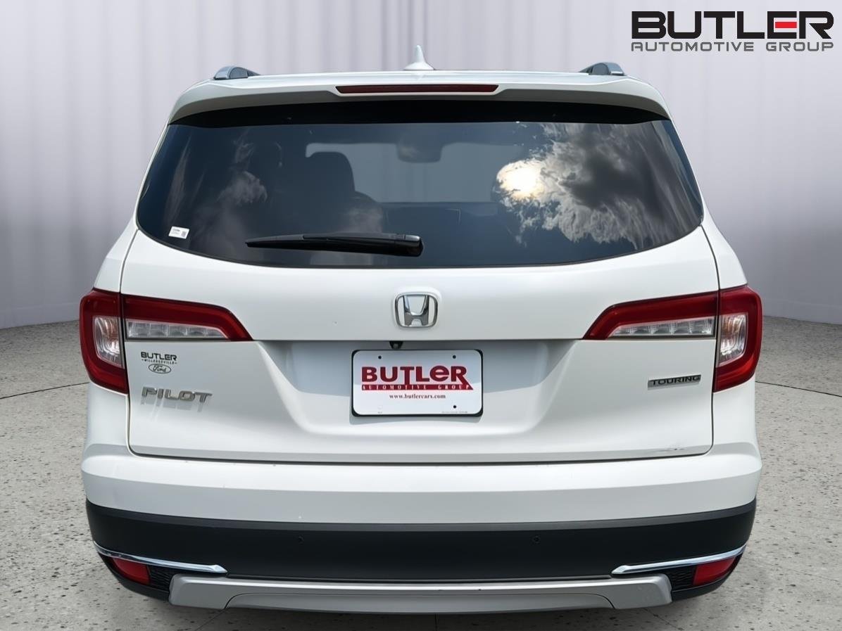 Used 2019 White Diamond Pearl Honda Touring w/Rear Captain