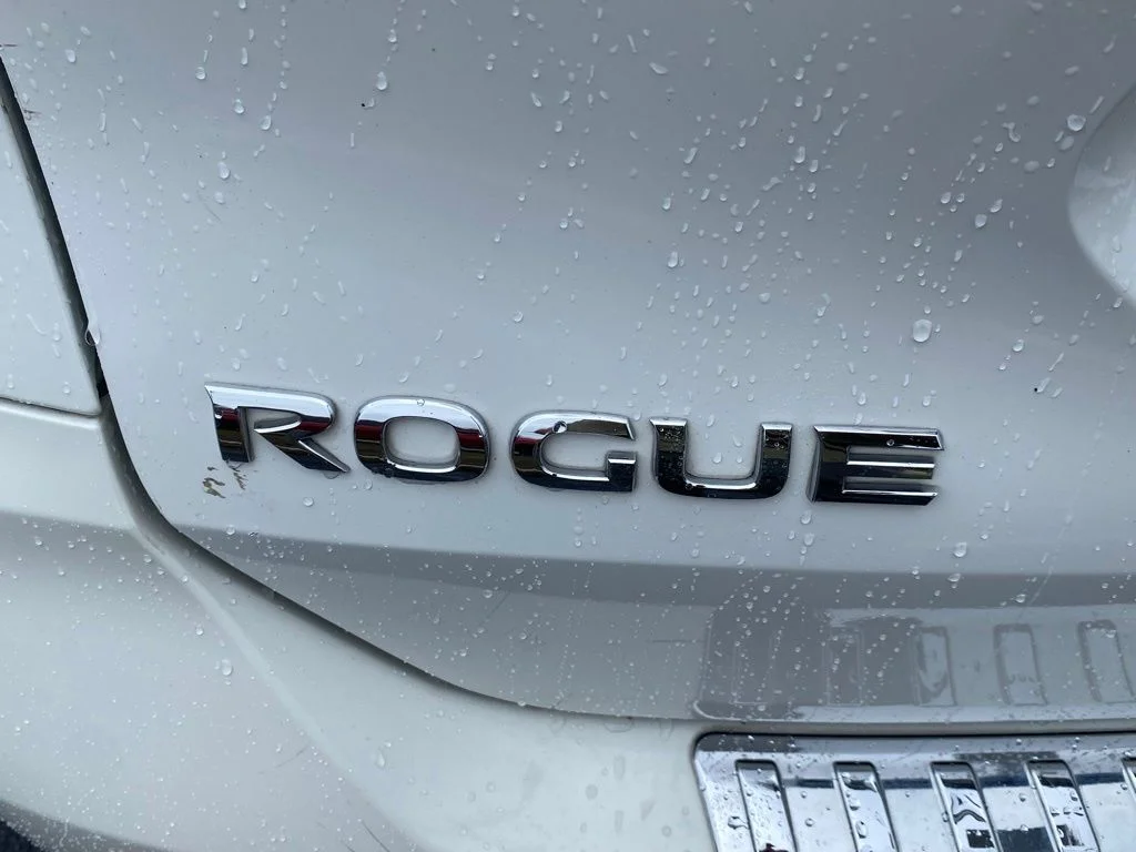 Used 2019 White Nissan S image 15