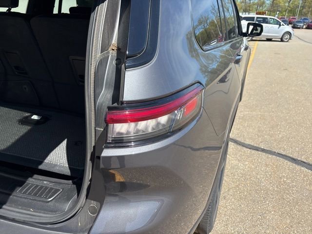 Used 2023 Baltic Gray Metallic Clearcoat Jeep Altitude image 8