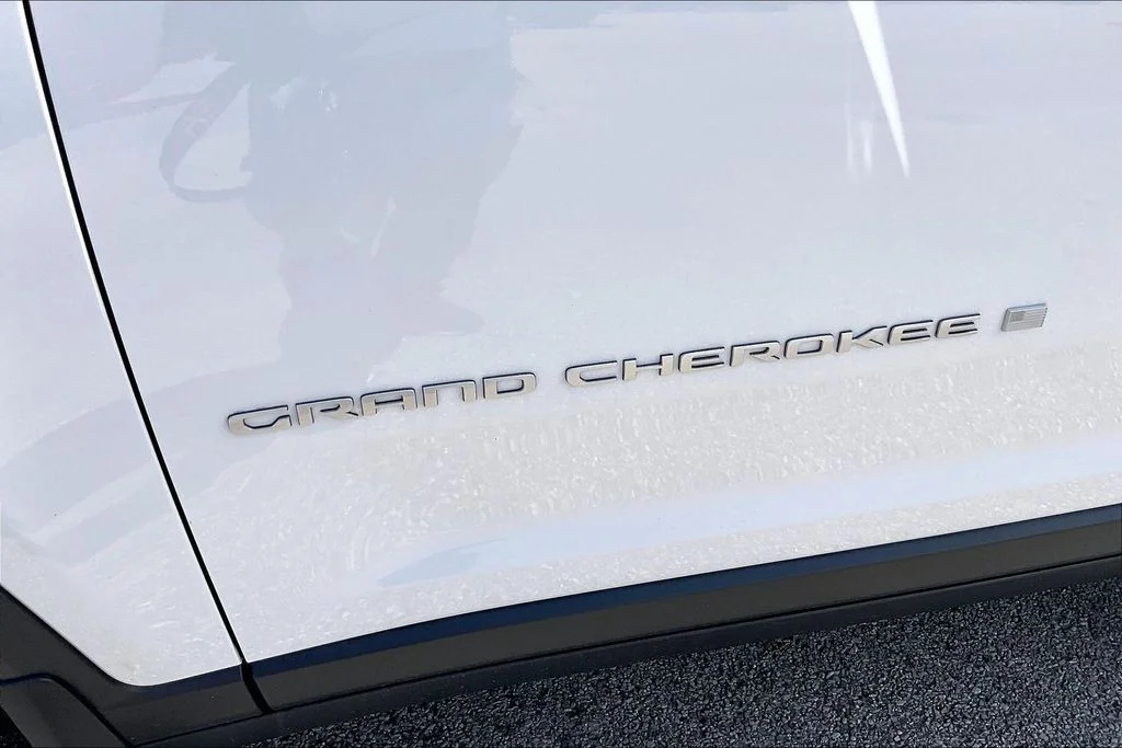 New 2026 Bright White Clear-Coat Exterior Paint Jeep Limited image 15