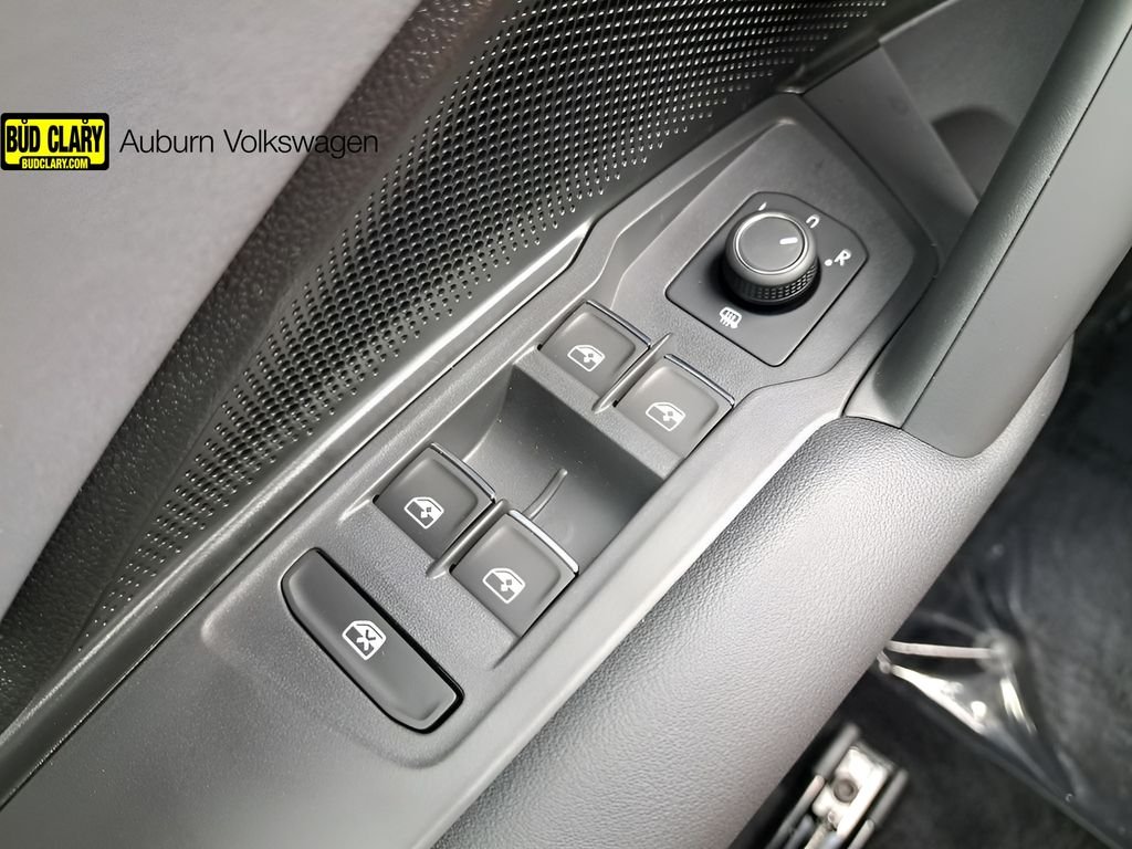2025 Volkswagen Tiguan SE - Photo 27