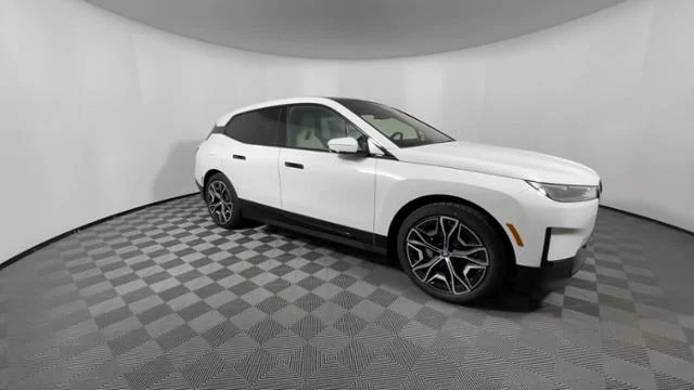 New 2022 Alpine White BMW xDrive50 image 2