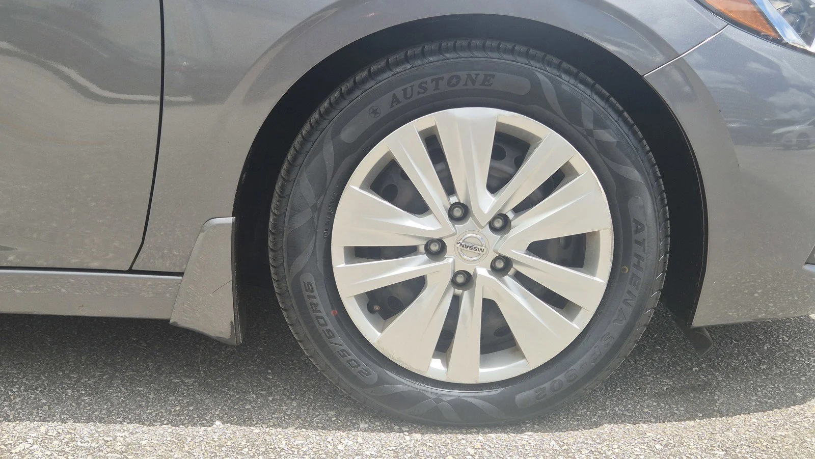 Used 2023 Gray Nissan S image 9