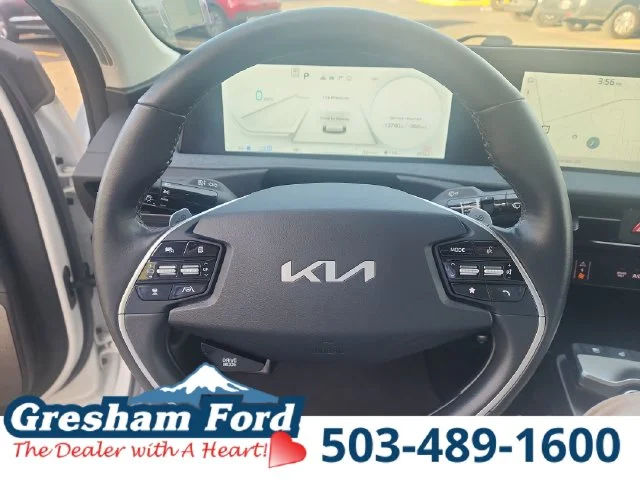 Used 2023 Snow White Pearl Kia Wind image 20