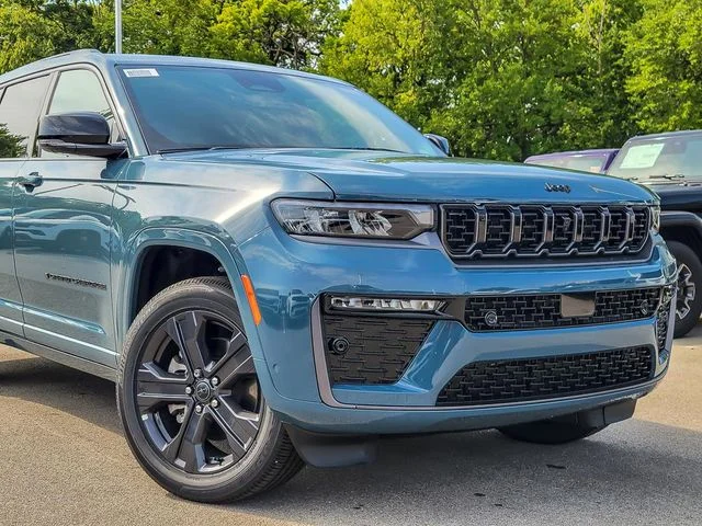 New 2027 Steel Blue Paint Jeep Limited Reserve image 2