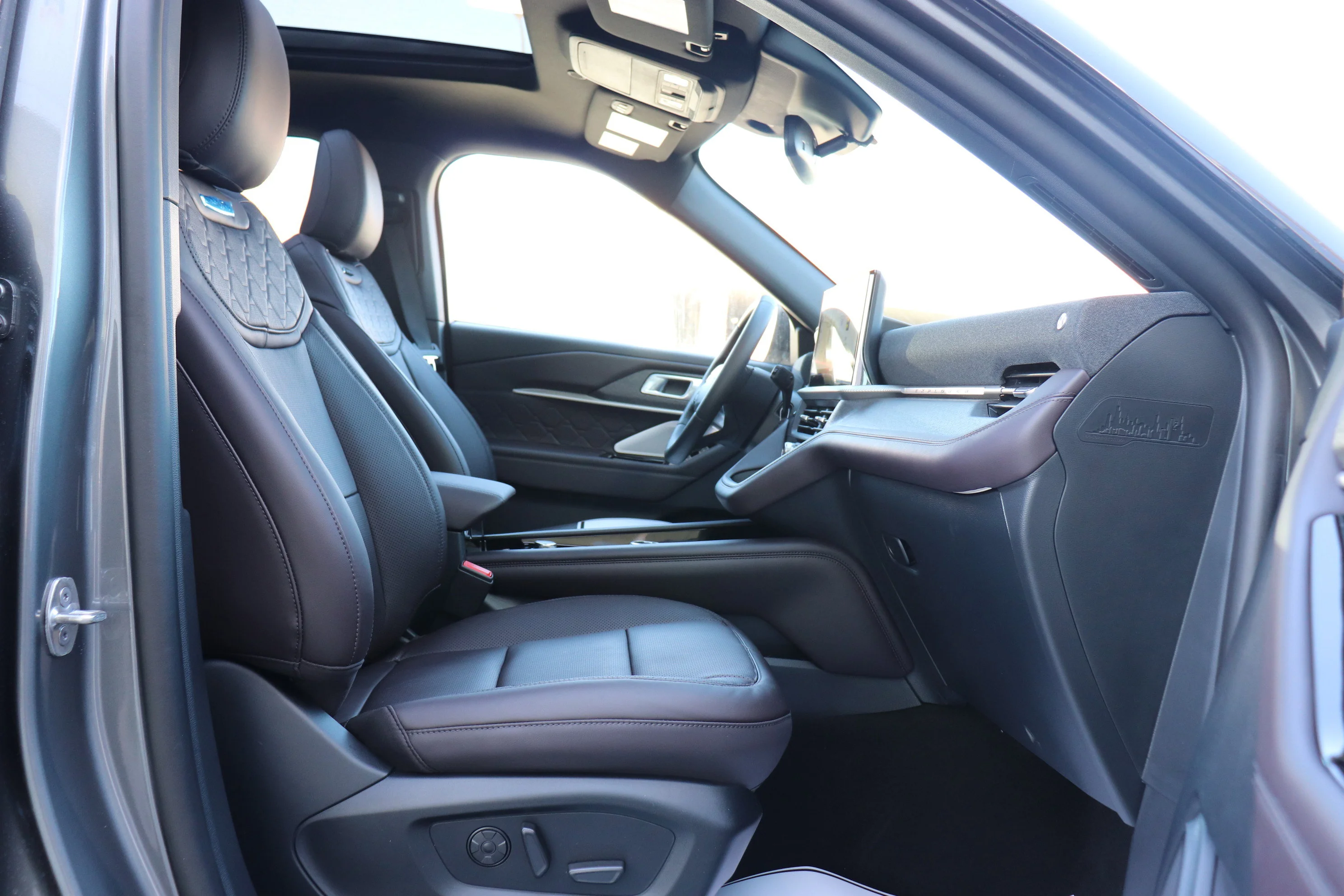 New 2026 CARBONIZED GREY METALLIC Ford Platinum image 9