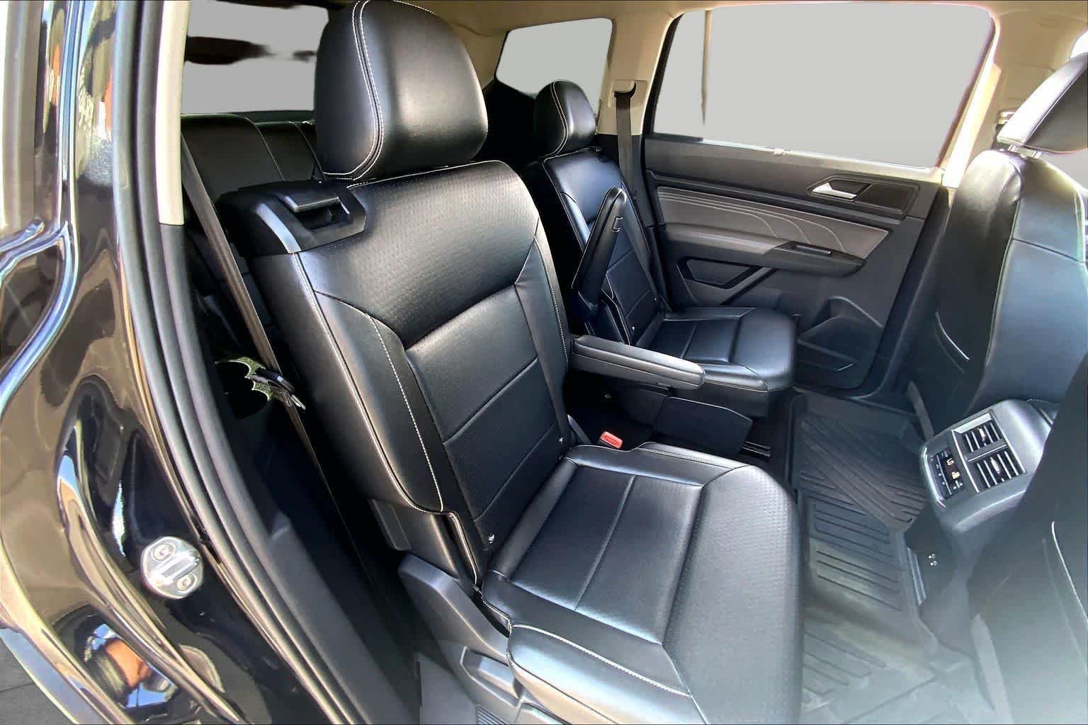 Used 2022 Deep Black Pearl Volkswagen 3.6L V6 SE w/Technology image 19